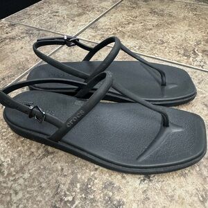Women’s Crocs Miami sandal size 6